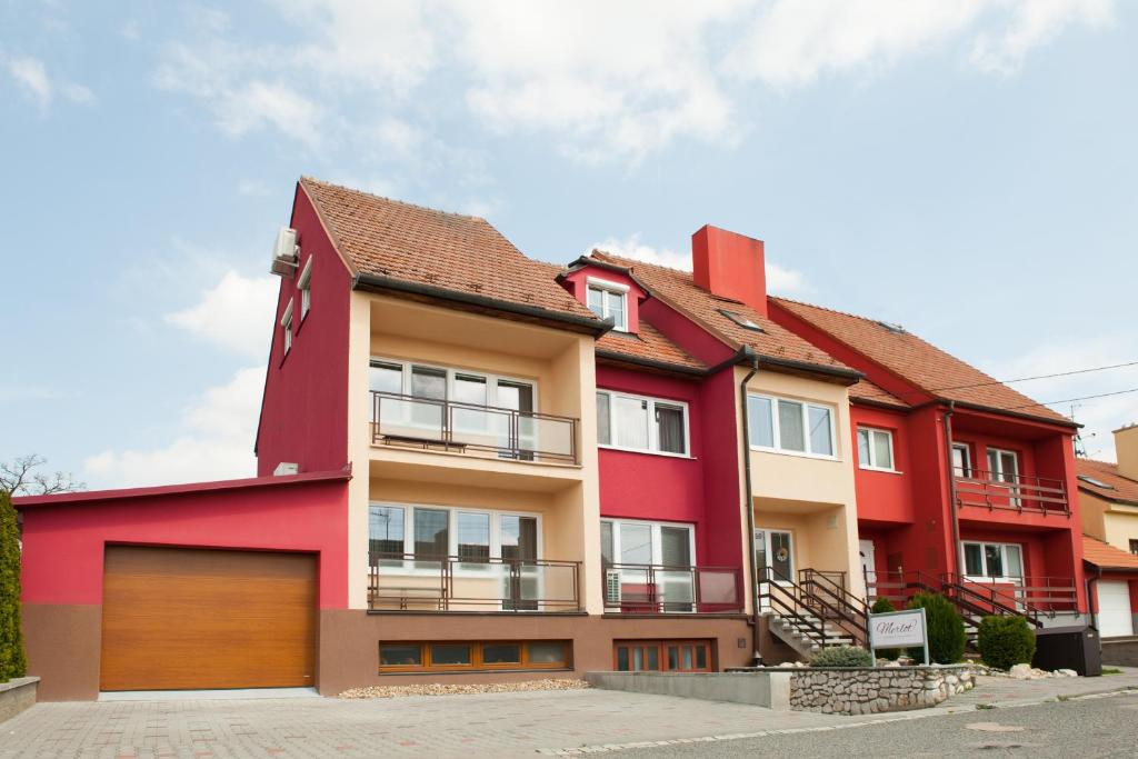Ubytování Merlot في ميكولوف: منزل احمر بسقف احمر