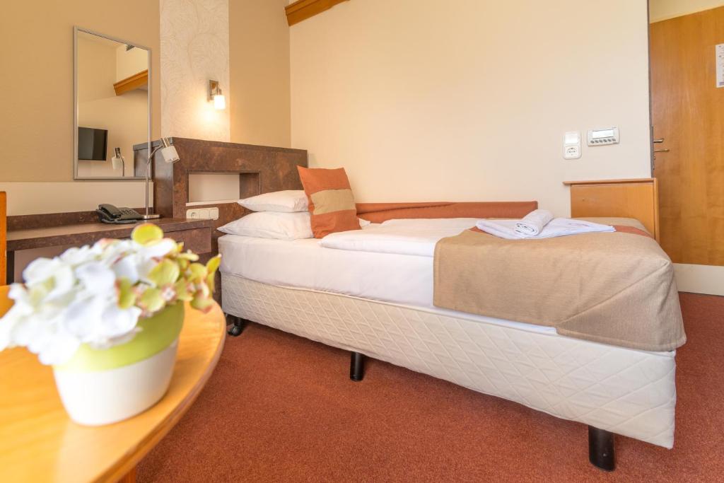 Łóżko lub łóżka w pokoju w obiekcie Hotel Spa Hévíz