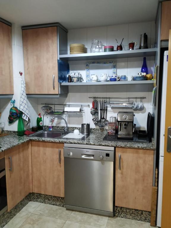 Kuchyň nebo kuchyňský kout v ubytování Habitaciones privadas Alicante centro