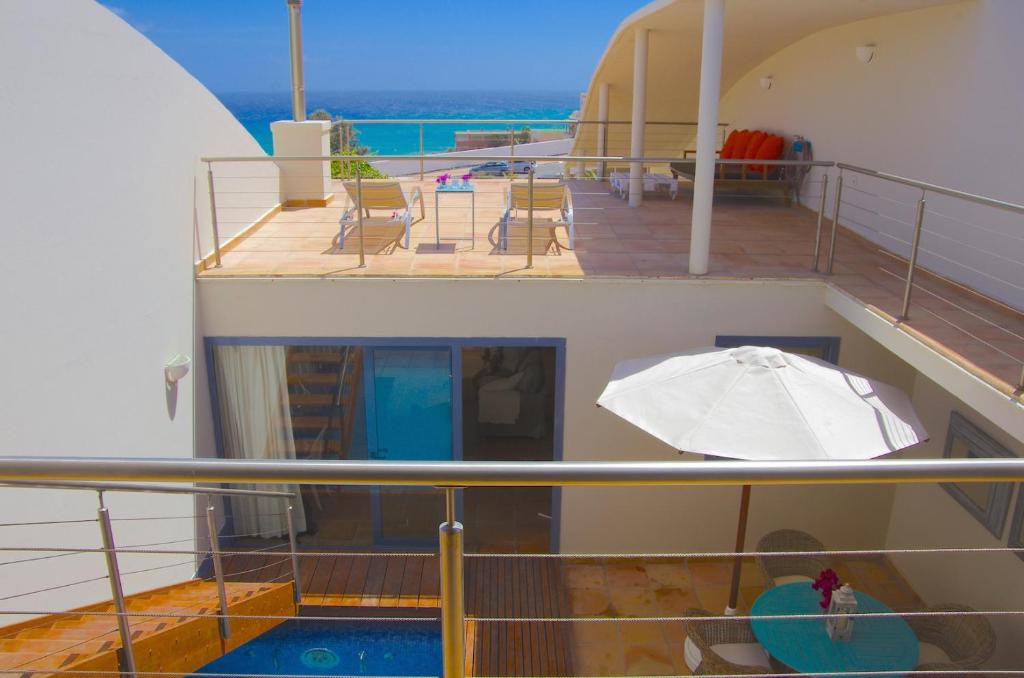 widok na balkon z parasolem w obiekcie VILLA ISABEL III w mieście Costa Calma