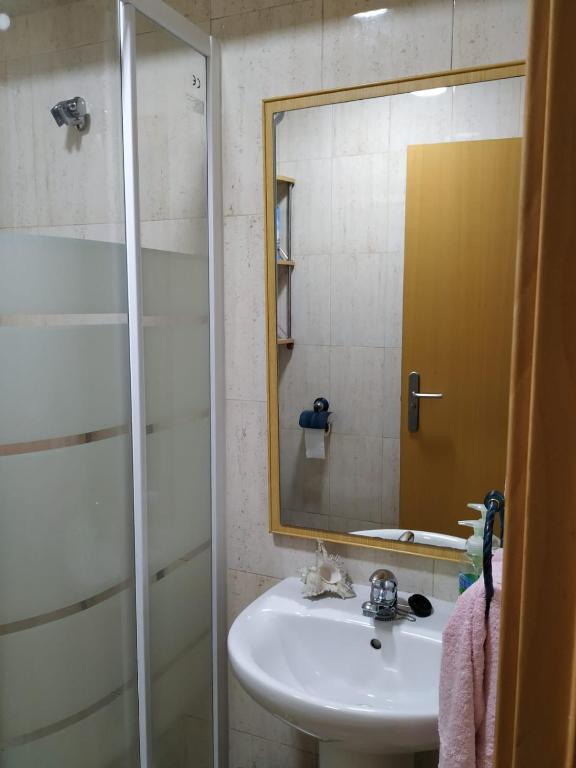 Koupelna v ubytování Habitaciones privadas Alicante centro