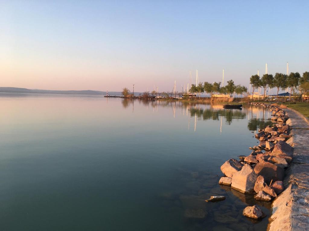 Zdjęcie z galerii obiektu Lelle Apartment w mieście Balatonlelle