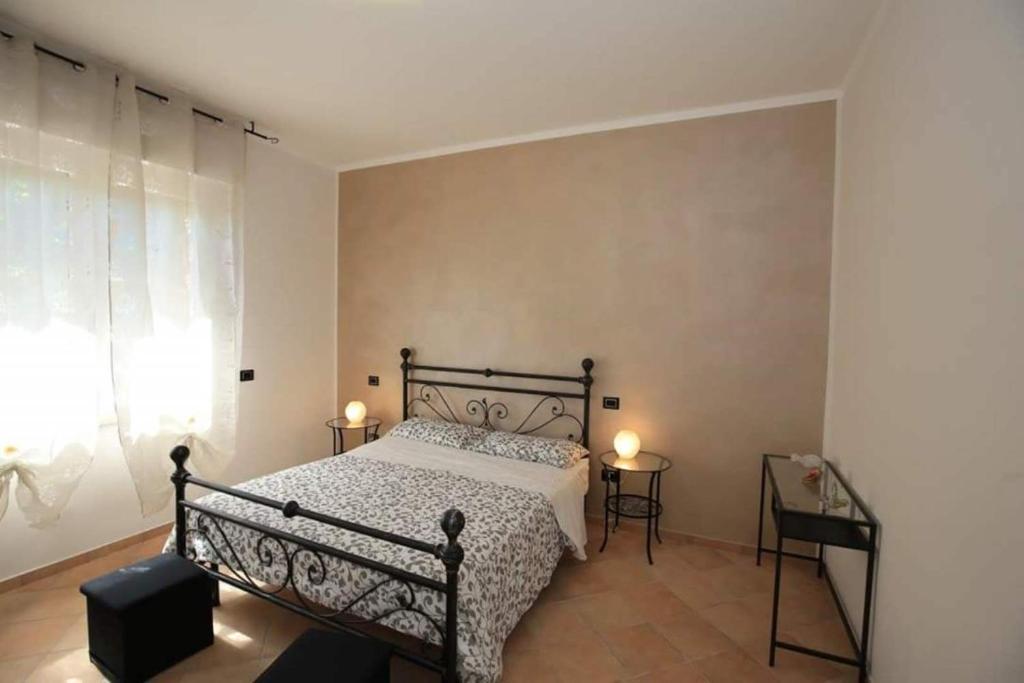 una camera con un letto e due tavoli e una finestra di B&B Passalacqua a Ortona