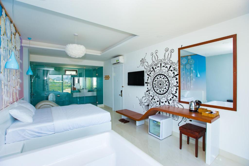 TV a/nebo společenská místnost v ubytování Romely Hotel Nha Trang
