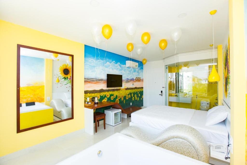 Postel nebo postele na pokoji v ubytování Romely Hotel Nha Trang
