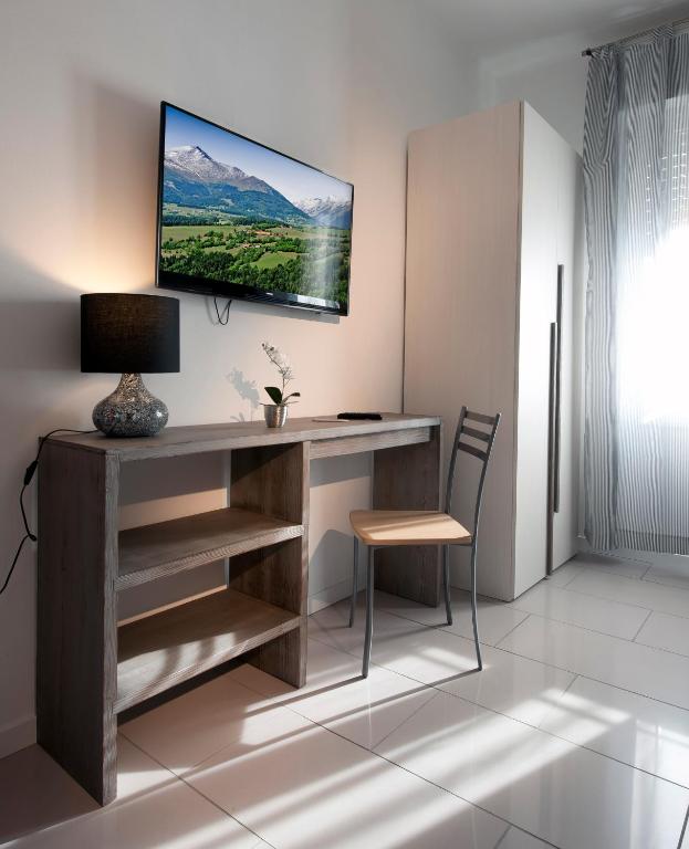 TV a/nebo společenská místnost v ubytování Le Suites - di fronte Ospedale Sacro Cuore
