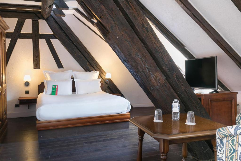 Postel nebo postele na pokoji v ubytování Hôtel de l'Europe by HappyCulture