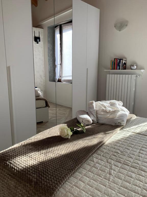 - une chambre avec un lit fleuri dans l'établissement H & B Corte Ponti, à Vermezzo