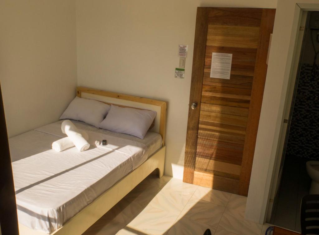 Postel nebo postele na pokoji v ubytování Cool Stay Inn
