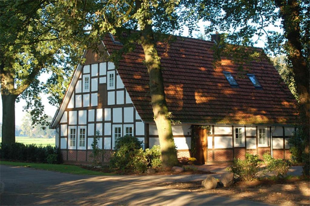 uma casa grande com um telhado de gambrel em Ferienwohnung Wildrose em Badbergen