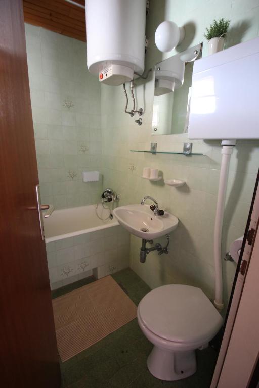 Koupelna v ubytování Apartmani Pavičić-Ivelja