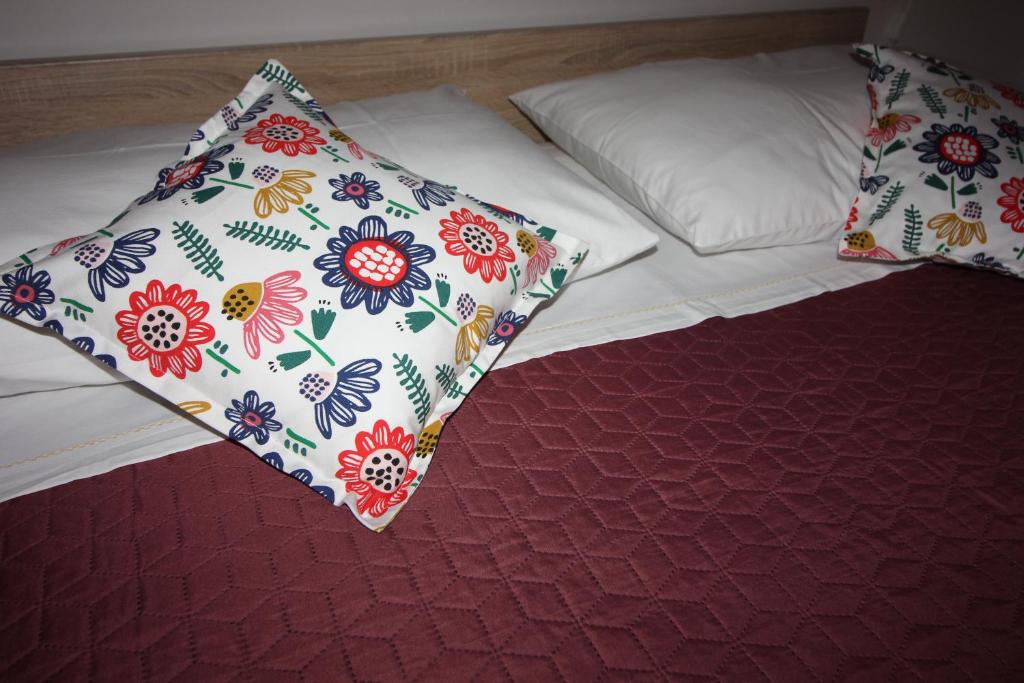 Postel nebo postele na pokoji v ubytování Apartmani Pavičić-Ivelja