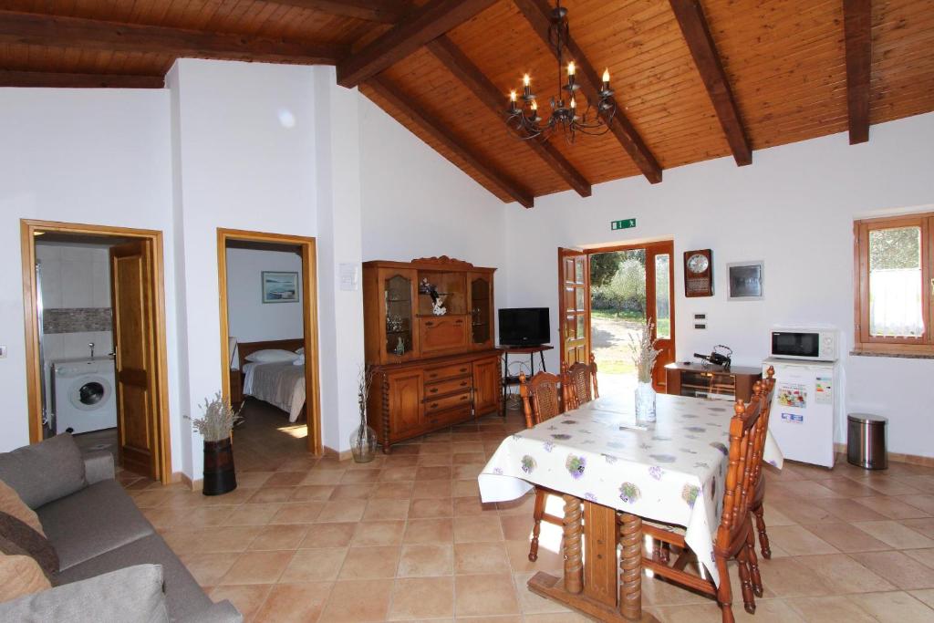 Kuchyň nebo kuchyňský kout v ubytování Holiday House San Pruti