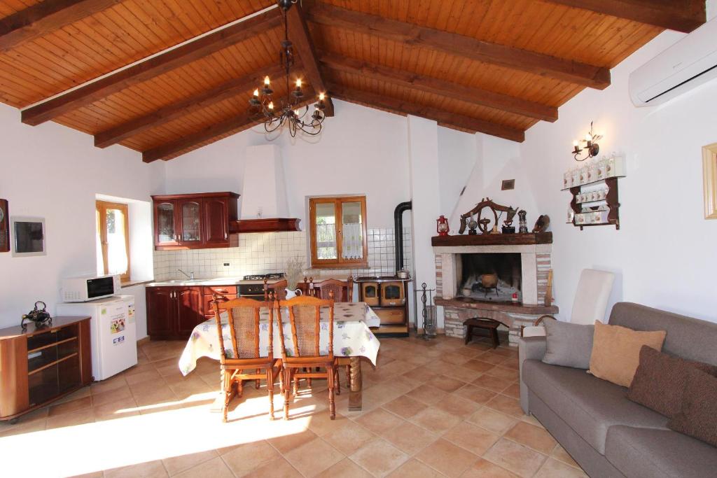 Kuchyň nebo kuchyňský kout v ubytování Holiday House San Pruti