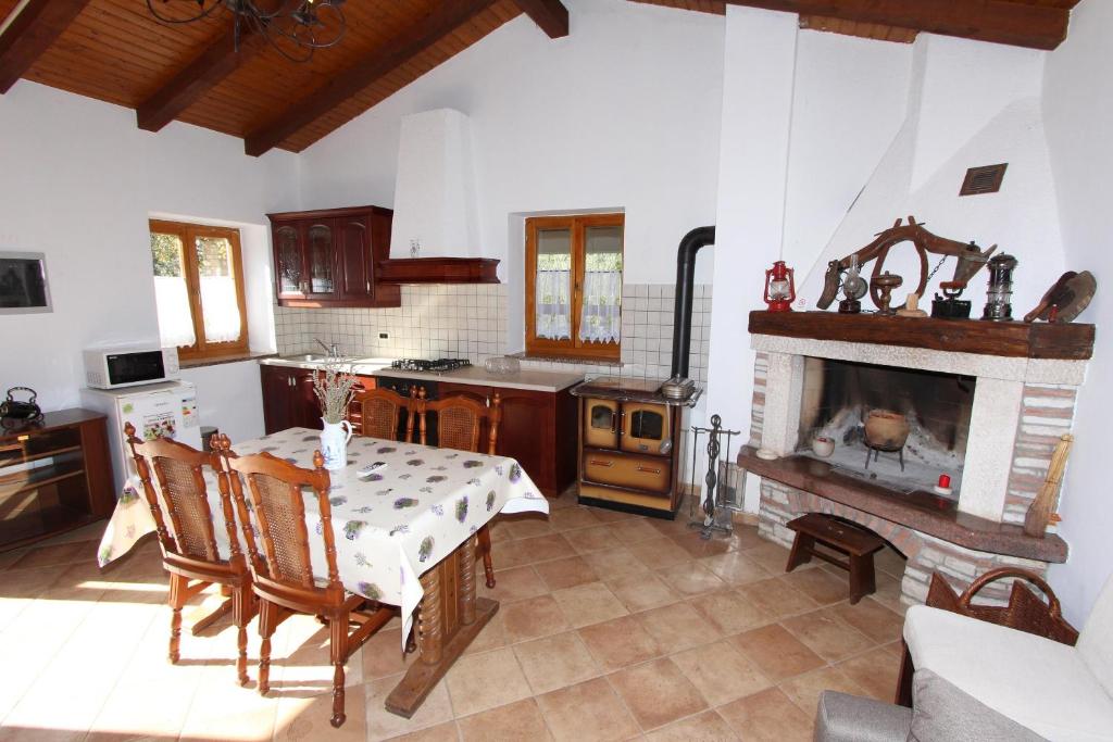 Kuchyň nebo kuchyňský kout v ubytování Holiday House San Pruti