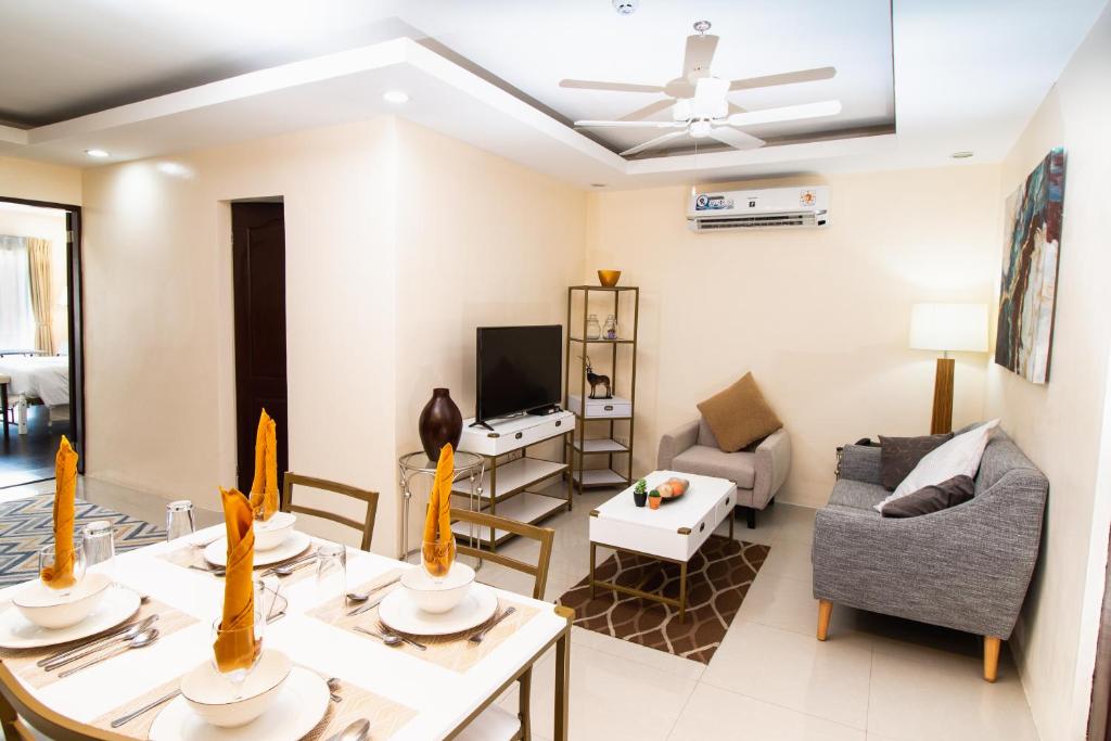 TV a/nebo společenská místnost v ubytování Sierra Hotel
