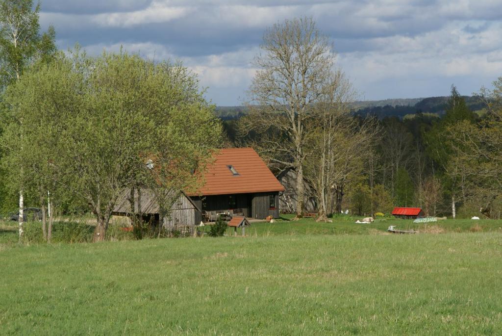 stodoła pośrodku pola w obiekcie Dzērves w mieście Araiši