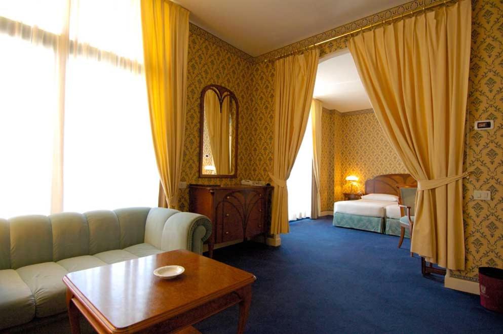 Postel nebo postele na pokoji v ubytování Grand Hotel Astoria