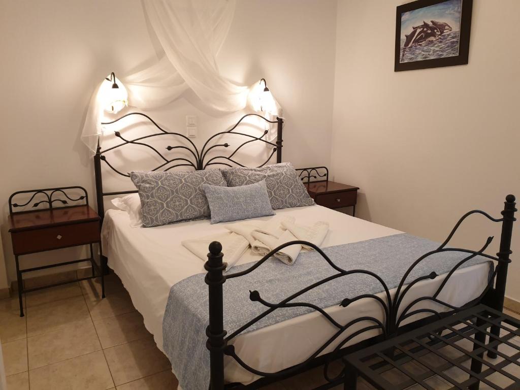 Łóżko lub łóżka w pokoju w obiekcie Sifnos Hotel Benaki