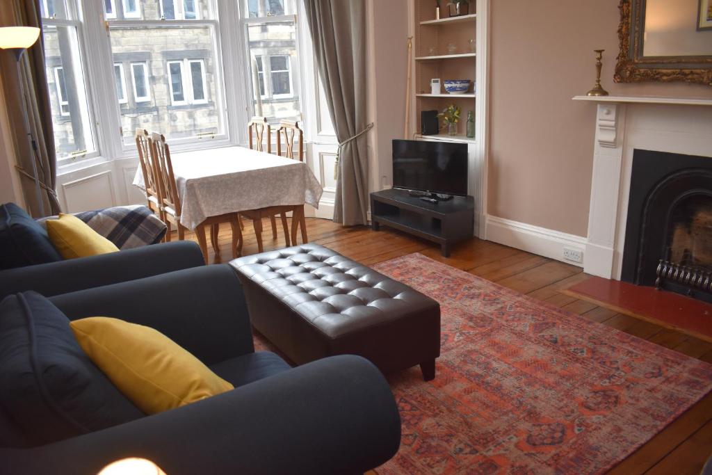 uma sala de estar com um sofá e uma mesa em East Claremont - beautiful 2BR apartment in Central Edinburgh em Edimburgo
