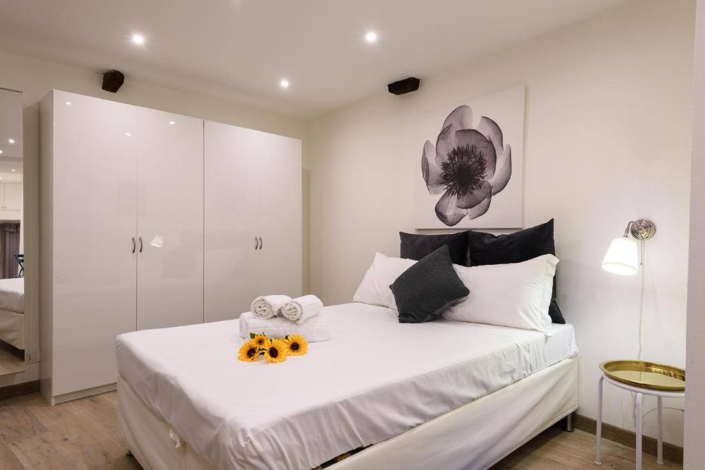 um quarto com uma cama branca com dois bichos de peluche em Il Palio suite Casato di Sopra em Siena