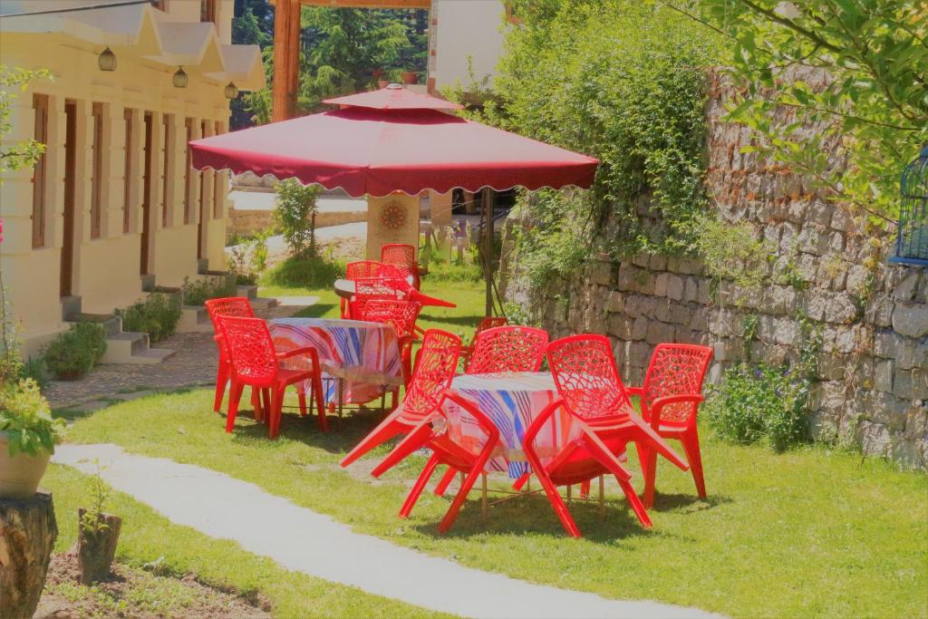 Aed väljaspool majutusasutust Sparsh Resort, A Boutique Stay - Just 2kms uphill from Mall Road, near Old Manali