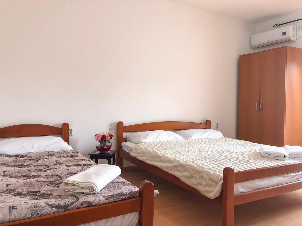 1 dormitorio con 2 camas y armario en Family Rooms, en Ulcinj