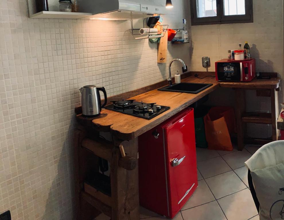 A kitchen or kitchenette at La casa degli zii