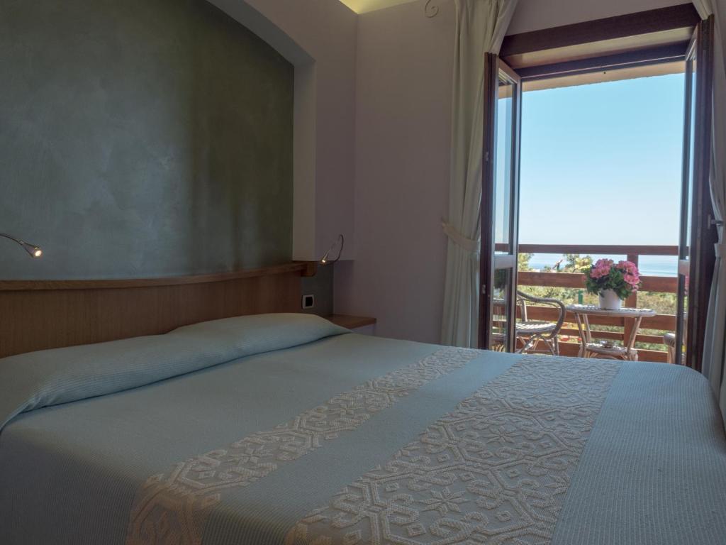 Postel nebo postele na pokoji v ubytování Hotel Cala Reale