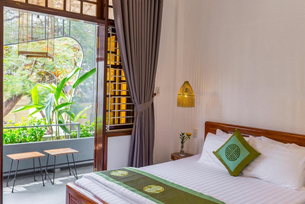 Purple Hue Central Hub - 18