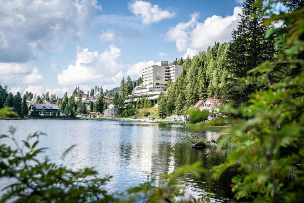 vistas a un lago con un edificio en el fondo en Panorama Hotel Turracher Höhe, en Turracher Höhe