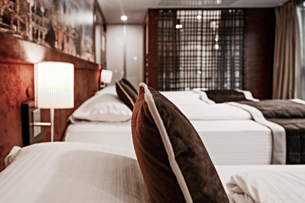 Postel nebo postele na pokoji v ubytování Hotel President Sarajevo
