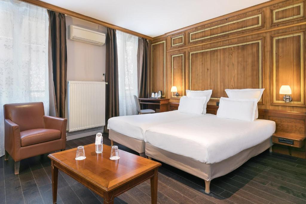 Postel nebo postele na pokoji v ubytování Hôtel de l'Europe by HappyCulture