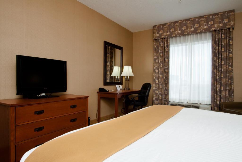 TV a/nebo společenská místnost v ubytování Days Inn & Suites by Wyndham Strathmore