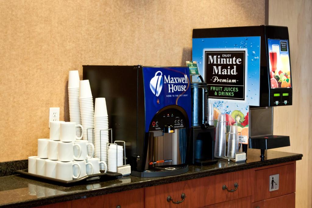 Příslušenství pro přípravu čaje a kávy v ubytování Days Inn & Suites by Wyndham Strathmore