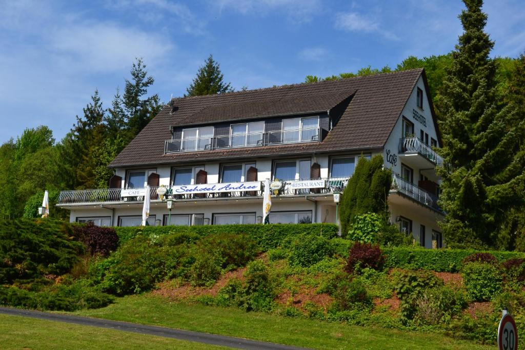 ein großes Haus auf einem Hügel in der Unterkunft Seehotel Andree & Gästehaus Seehof in Waldeck