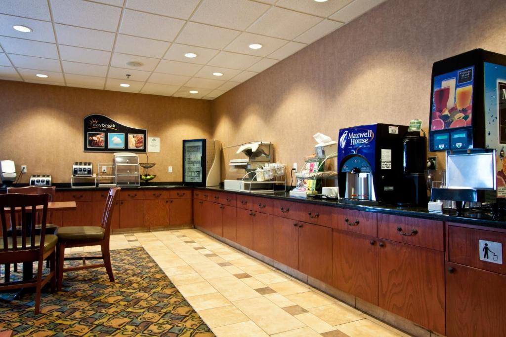 Příslušenství pro přípravu čaje a kávy v ubytování Days Inn & Suites by Wyndham Strathmore
