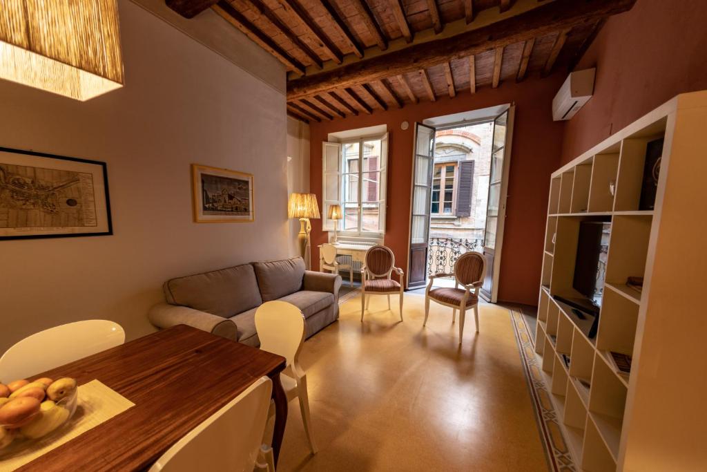 een woonkamer met een bank en een tafel bij San Martino Suite in Pisa