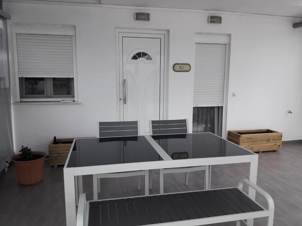 einen Tisch und zwei Stühle in einem Zimmer in der Unterkunft chrisa's apartment in Volos