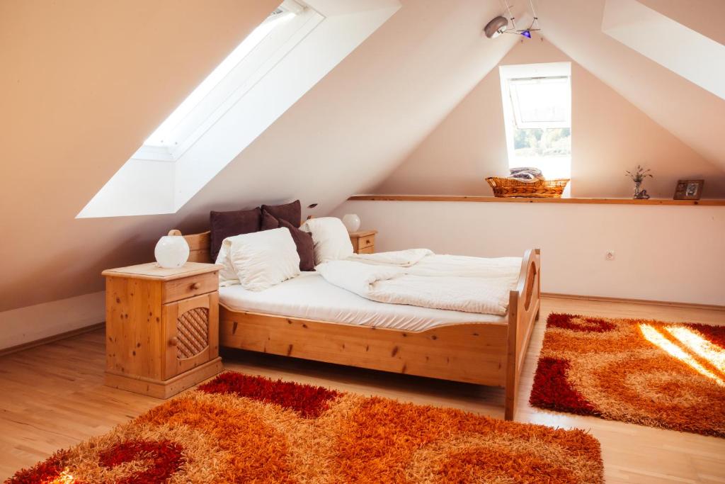A bed or beds in a room at Weingut Jakob`s Ruhezeit