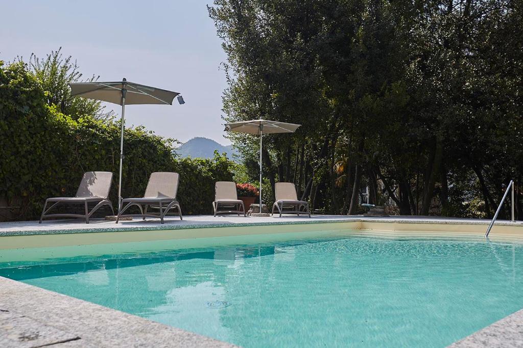 Bazén v ubytování Villa Platamone nebo v jeho okolí