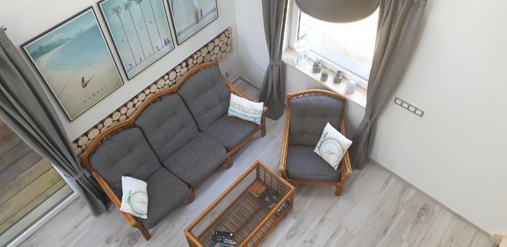una vista aérea de dos sillas y una mesa en Sasinko, en Sasino