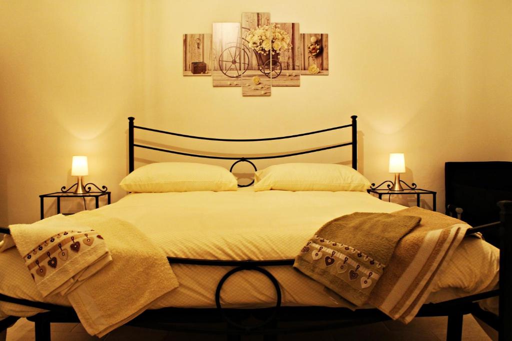 um quarto com uma cama grande e 2 almofadas em B&B La Campanella em Putignano