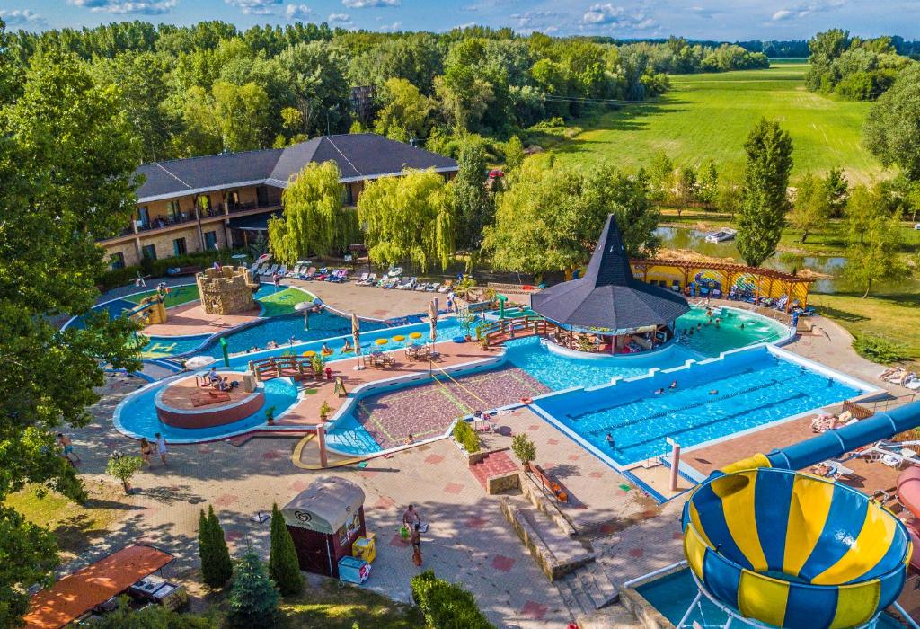 una vista aérea de un parque acuático en Aqua Land Villapark en Ráckeve