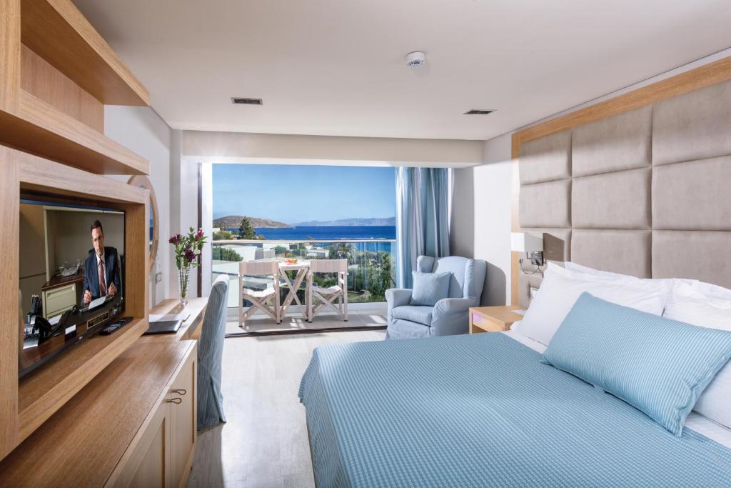 TV a/nebo společenská místnost v ubytování Elounda Bay Palace, a Member of the Leading Hotels of the World