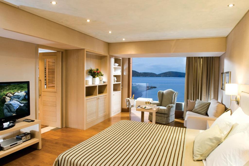 TV a/nebo společenská místnost v ubytování Elounda Bay Palace, a Member of the Leading Hotels of the World