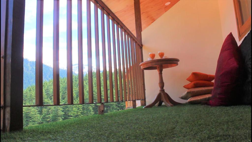 Aed väljaspool majutusasutust Sparsh Resort, A Boutique Stay - Just 2kms uphill from Mall Road, near Old Manali
