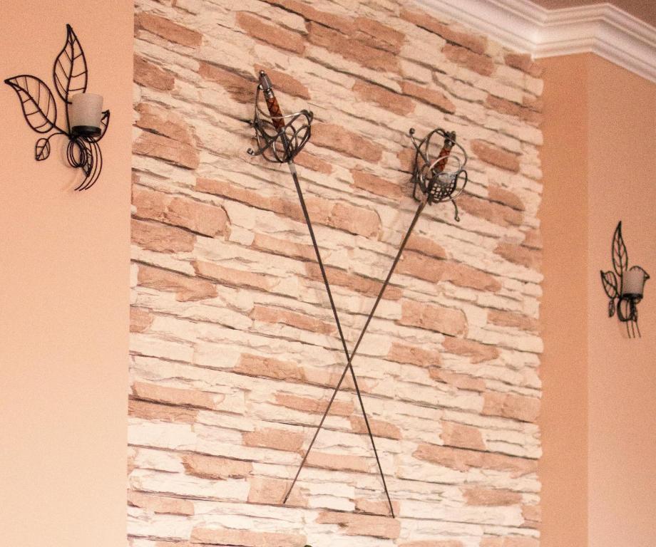 tres mariposas en una pared de ladrillo en Apartmány Kord, en Lednice