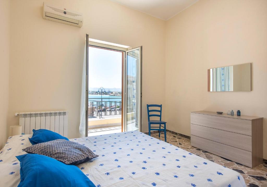 Łóżko lub łóżka w pokoju w obiekcie Casetta Vista Mare in Piazza a Mondello