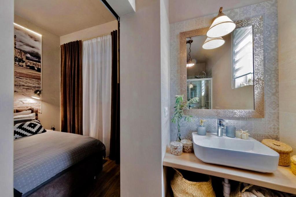 Posteľ alebo postele v izbe v ubytovaní Deluxe Apartment No.8